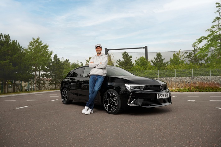 Jürgen Klopp fährt ab sofort den neuen Opel Astra Plug-in-Hybrid
